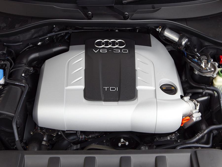 Моторный отсек Audi Q7 3.0 TDI Quattro (4L) 2005 года  (AU) (фото 3 из 15)
